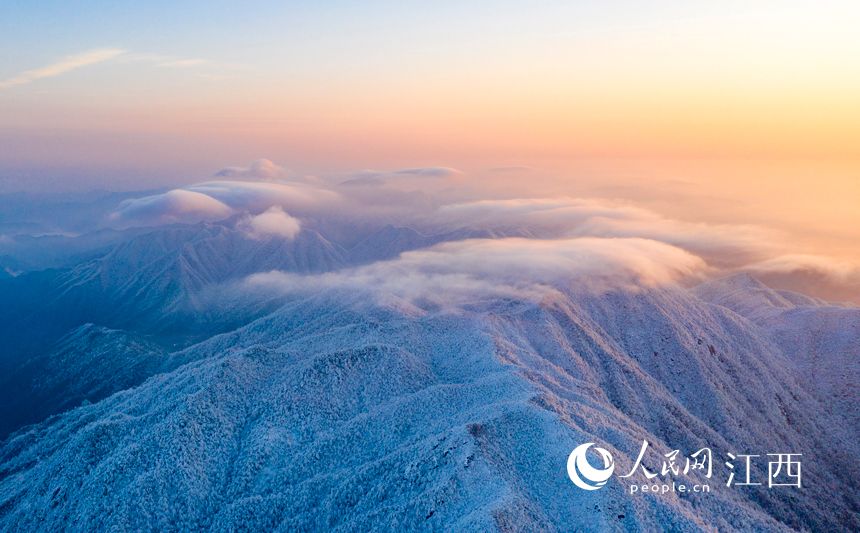 江西武宁：太平山雪后现云海雾凇景观