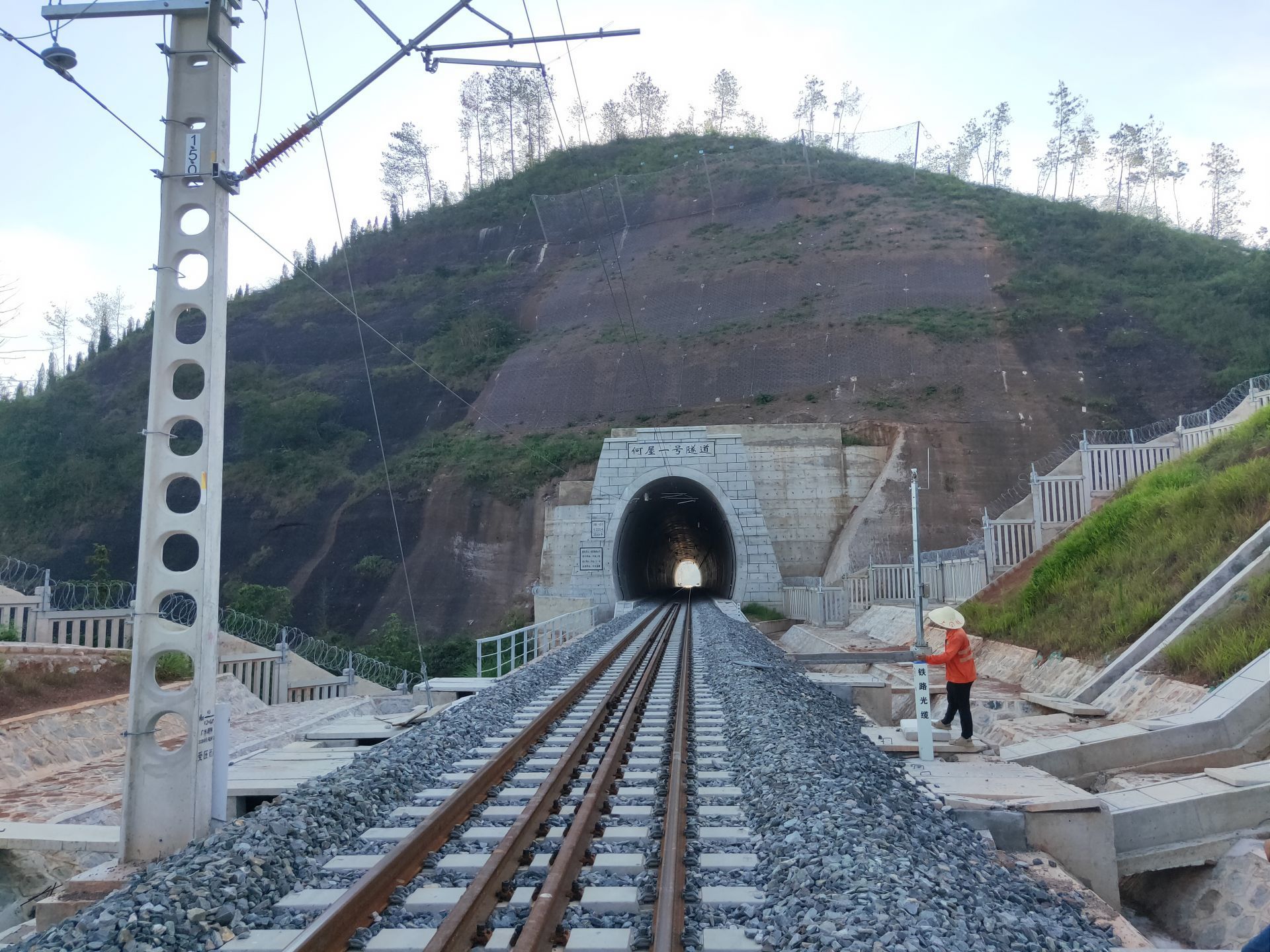 江西石城：用青春的足迹守护兴泉铁路