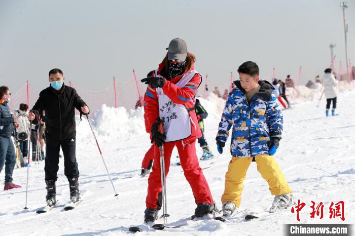 中国北方少雪省份山东营“造”冰雪季 发展“冷经济”