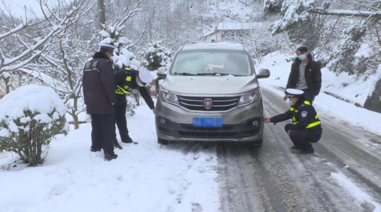 陕西略阳县交管部门战冰雪 温暖回家路