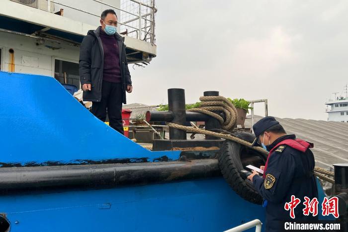 三峡“水上高速”服务区：一次靠泊 多项服务