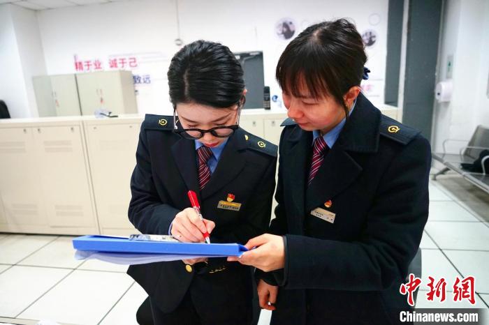 通讯：高铁站里繁忙的“女指挥官”