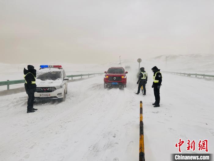 黄河源头玛多县突降大雪 民警抗雪保畅