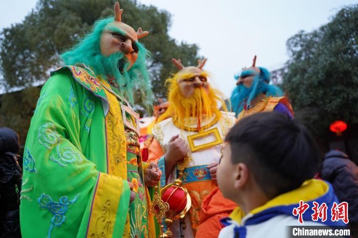 浙江横店欢度元宵佳节：“虎年灯王”很“吸睛”