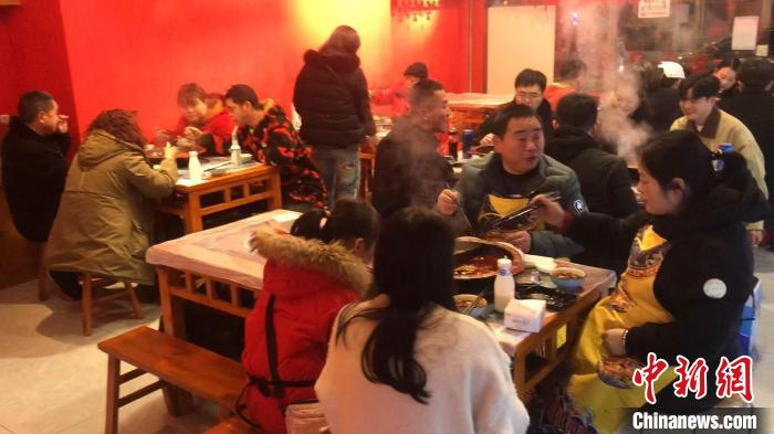 探访成都24小时营业的“无人火锅店”：受年轻人青睐