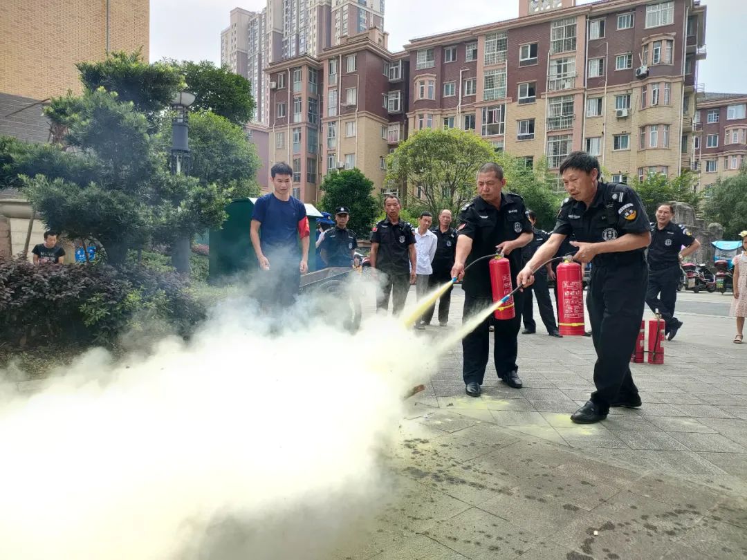 “一警六员”显实效，保安大叔“神”灭火