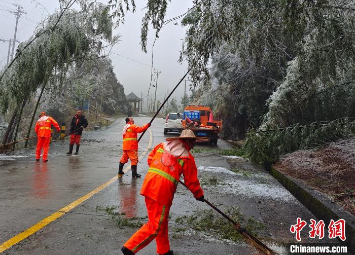 冰雪致交通受阻 福建连城全力抢修损毁道路