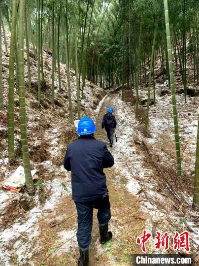 福建多地发布道路结冰黄色预警 电力公司力保供电