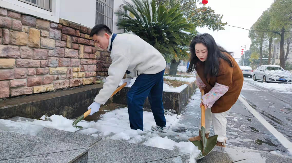 ​操场乡：清扫门前积雪 确保群众出行安全