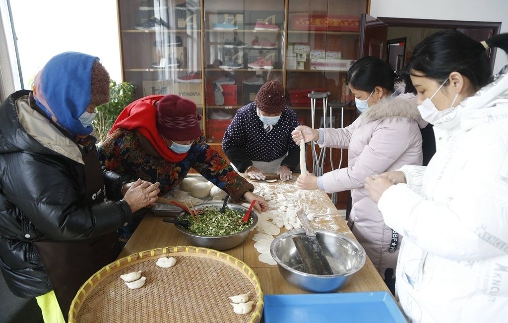 江苏邳州东湖街道：老年人日间照料中心里的幸福年