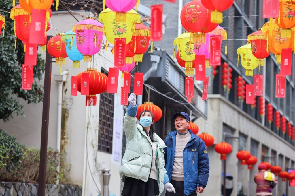 浙江湖州德清：猜灯谜 舞龙灯 虎年欢乐“闹”元宵