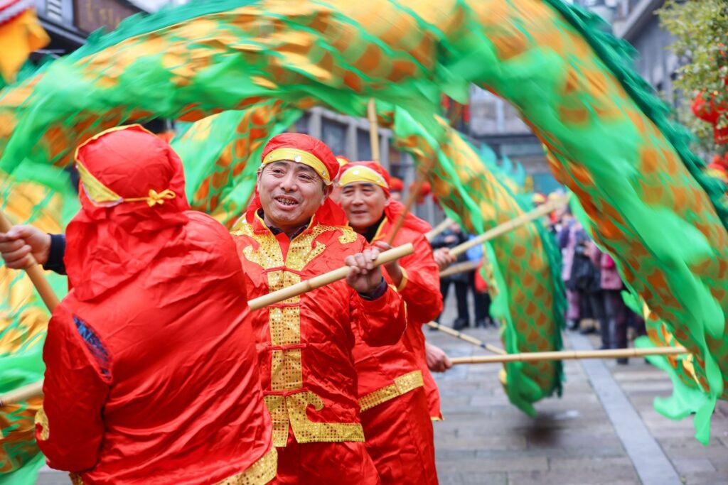 浙江湖州德清：猜灯谜 舞龙灯 虎年欢乐“闹”元宵