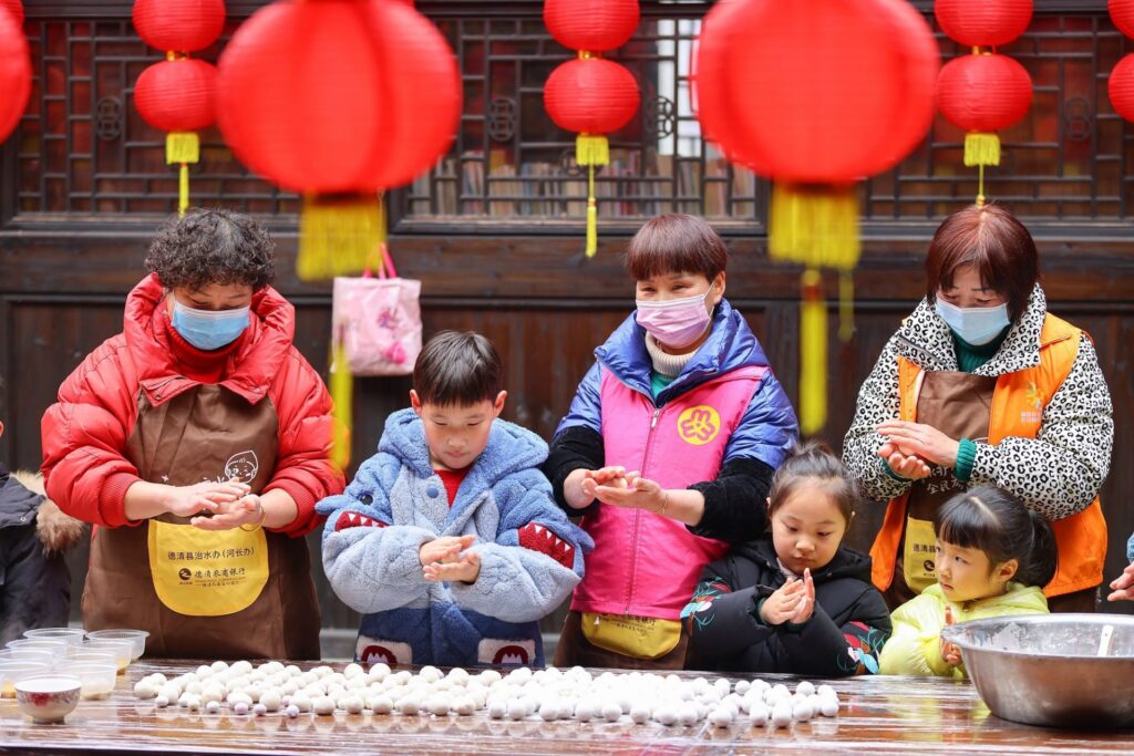 浙江湖州德清：猜灯谜 舞龙灯 虎年欢乐“闹”元宵