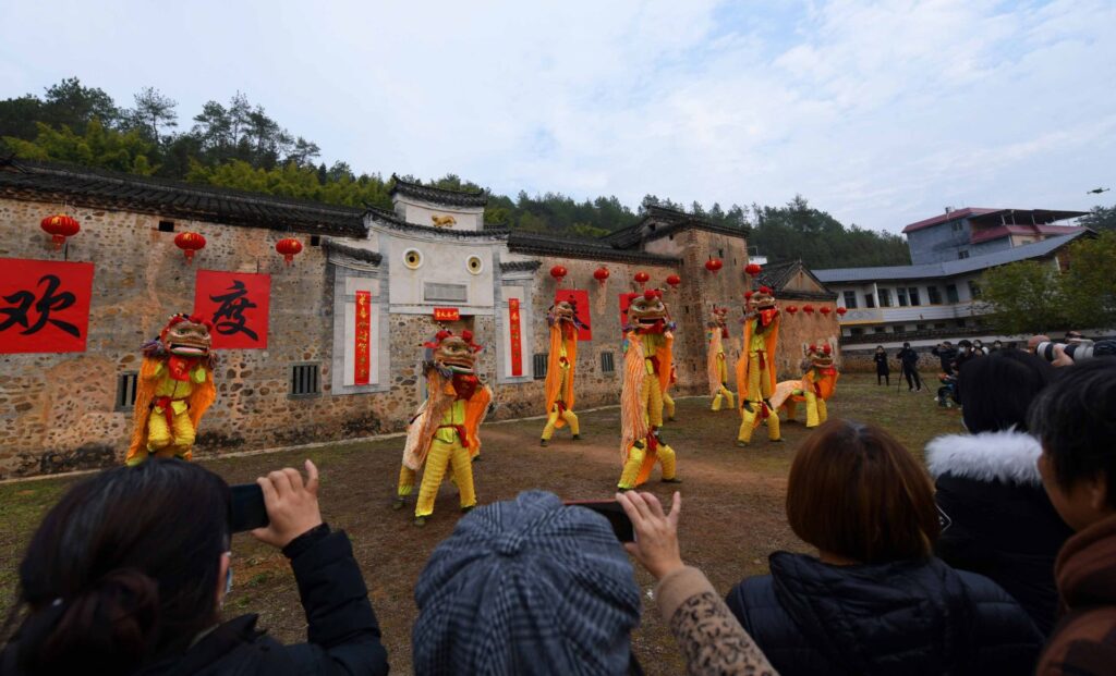 江西定南：虎围闹狮 欢度新春