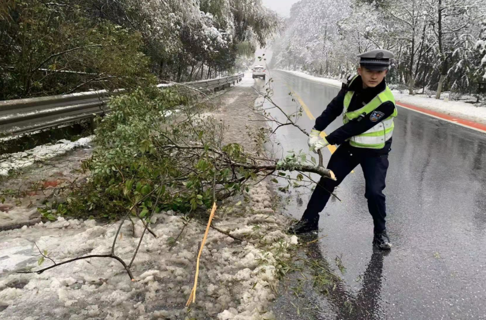 我县应对雨雪冰冻天气，TA们出动了……