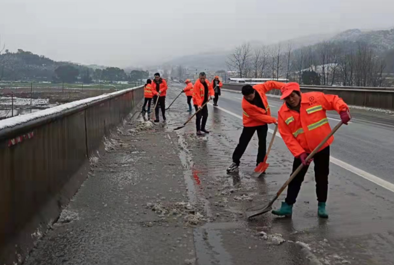 我县应对雨雪冰冻天气，TA们出动了……