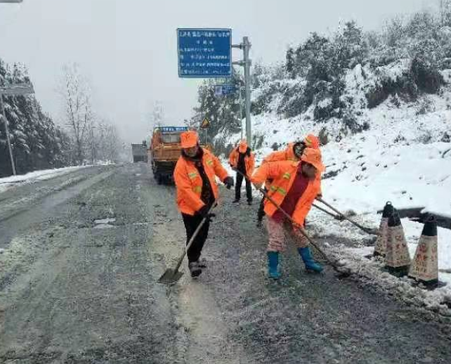 我县应对雨雪冰冻天气，TA们出动了……