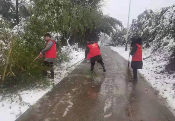 我县应对雨雪冰冻天气，TA们出动了……