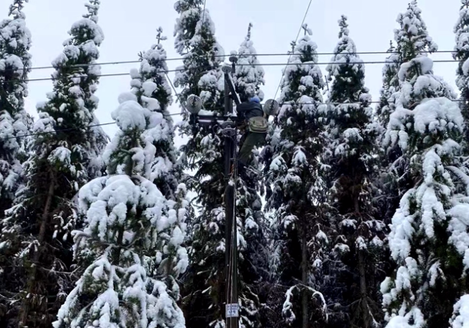 我县应对雨雪冰冻天气，TA们出动了……