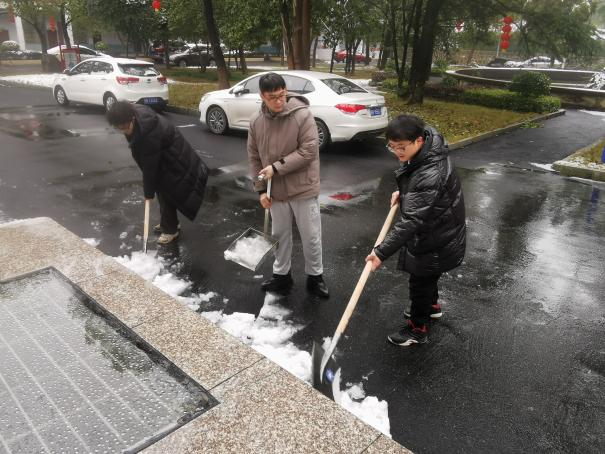 我县应对雨雪冰冻天气，TA们出动了……