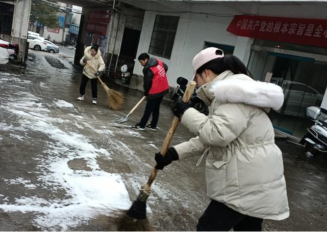 我县应对雨雪冰冻天气，TA们出动了……