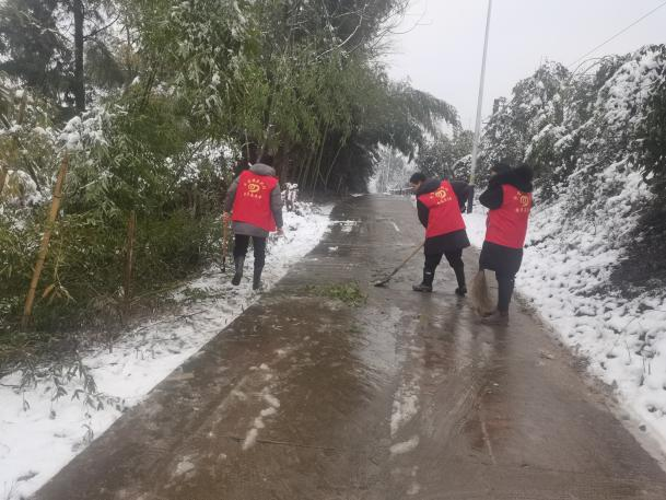 我县应对雨雪冰冻天气，TA们出动了……