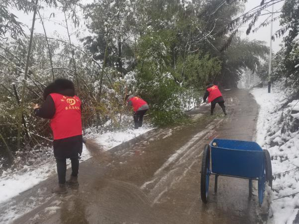 我县应对雨雪冰冻天气，TA们出动了……