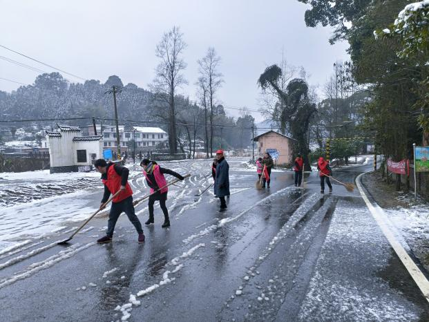 我县应对雨雪冰冻天气，TA们出动了……