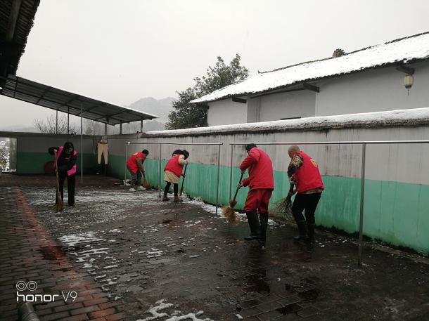 我县应对雨雪冰冻天气，TA们出动了……