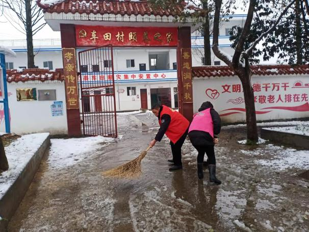 我县应对雨雪冰冻天气，TA们出动了……