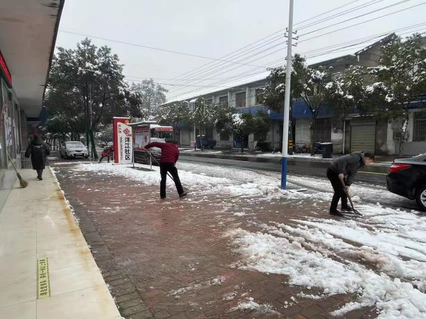 我县应对雨雪冰冻天气，TA们出动了……