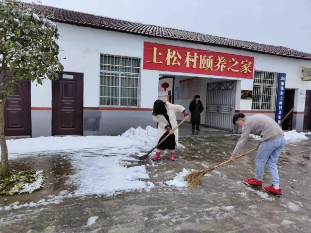 我县应对雨雪冰冻天气，TA们出动了……