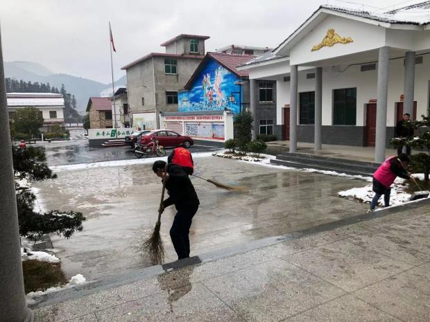 我县应对雨雪冰冻天气，TA们出动了……