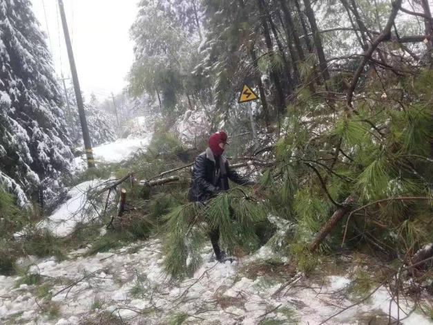 我县应对雨雪冰冻天气，TA们出动了……