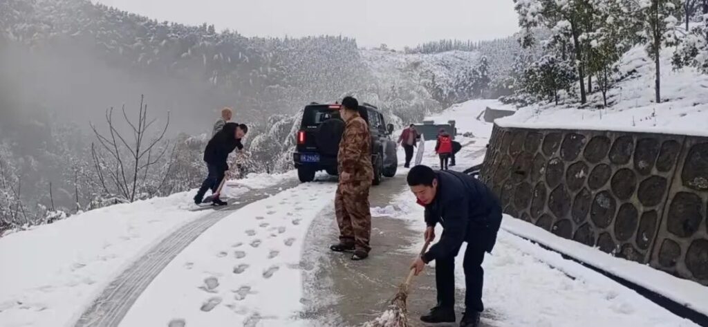 洋江镇：“救援队”浴“雪”奋战