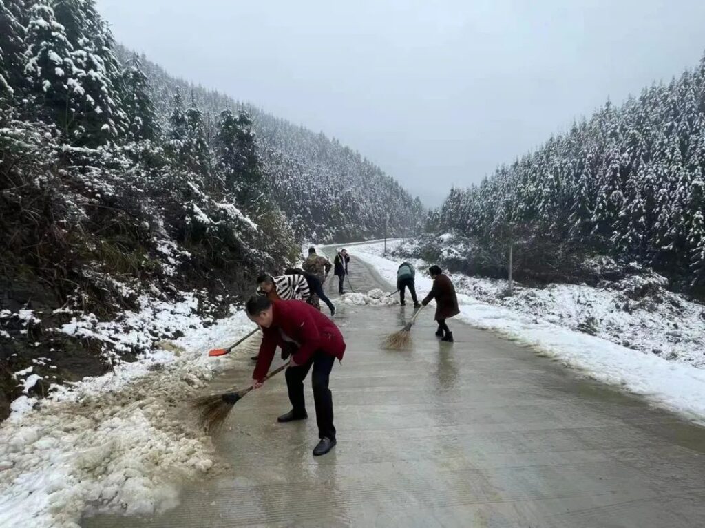 洋江镇：“救援队”浴“雪”奋战