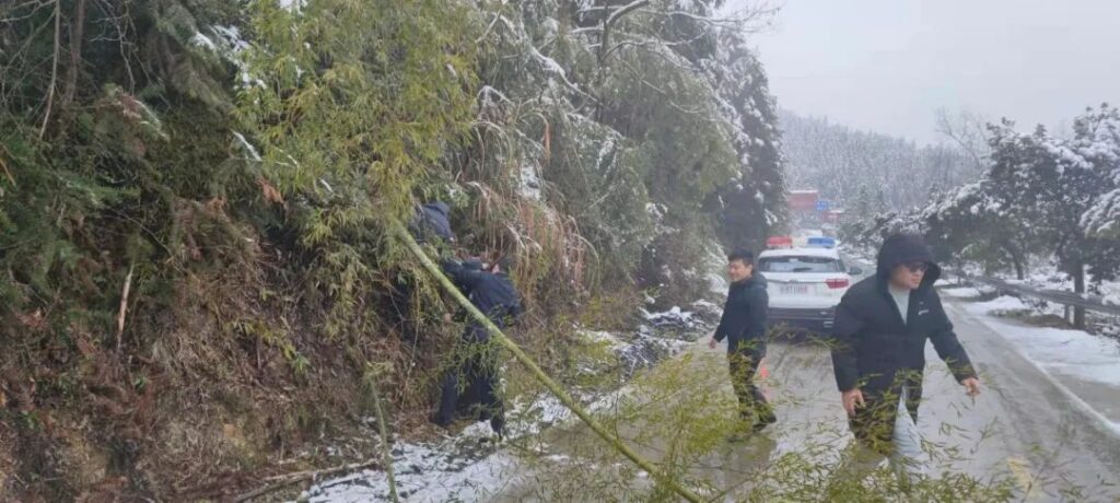 风雪中坚守！ 今天他们是最美的“雪警”！