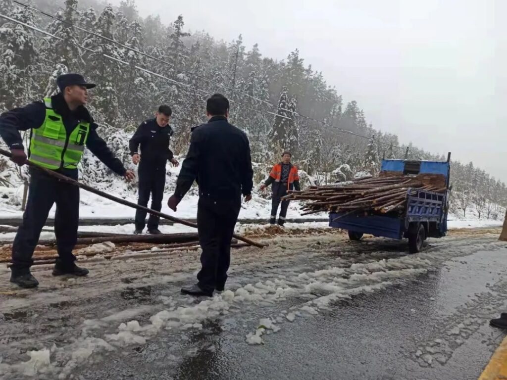 风雪中坚守！ 今天他们是最美的“雪警”！