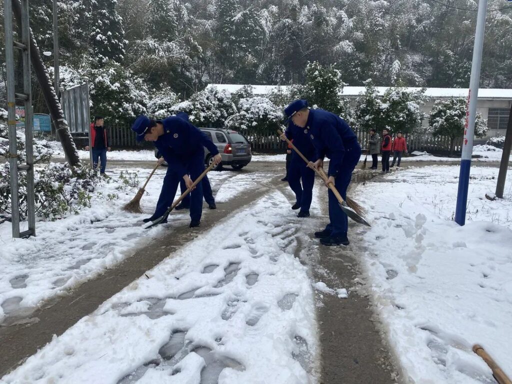 便民服务在行动！分宜消防扫雪除冰暖民心