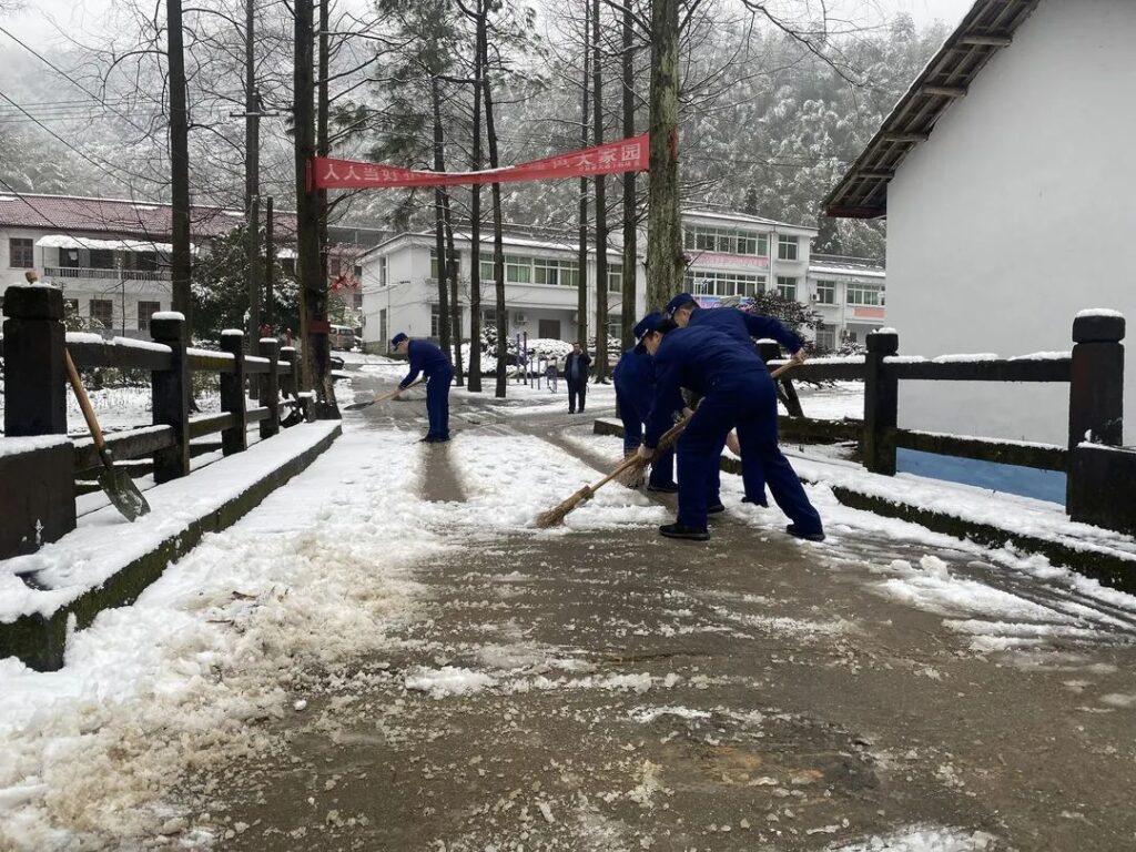 便民服务在行动！分宜消防扫雪除冰暖民心