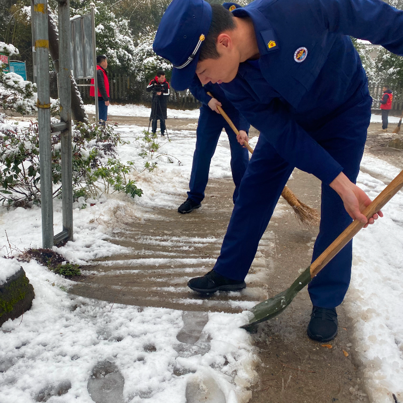 便民服务在行动！分宜消防扫雪除冰暖民心