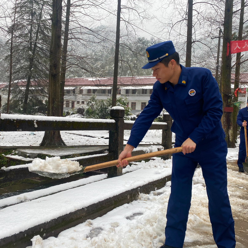 便民服务在行动！分宜消防扫雪除冰暖民心