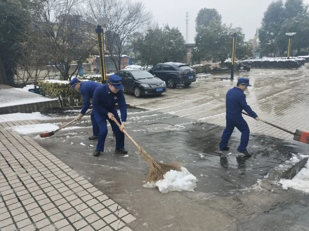 便民服务在行动！分宜消防扫雪除冰暖民心