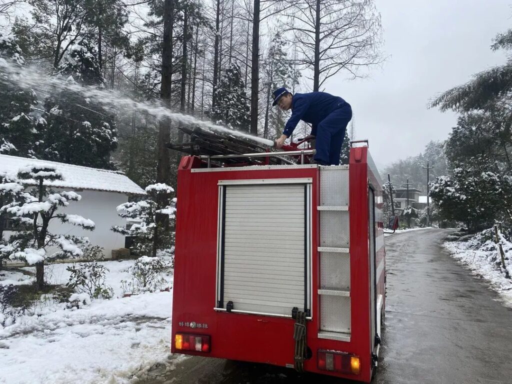 便民服务在行动！分宜消防扫雪除冰暖民心