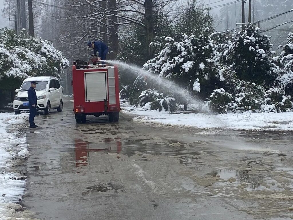 便民服务在行动！分宜消防扫雪除冰暖民心