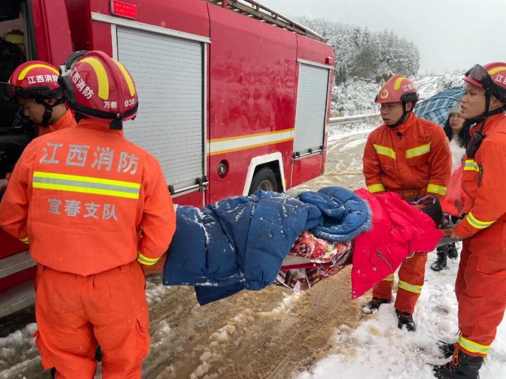 江西万载：消防员冒雪跑步3.6公里上山转移患病老人