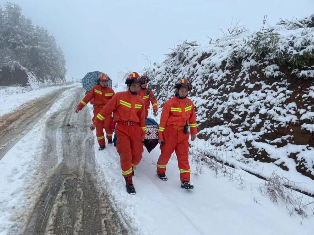 江西万载：消防员冒雪跑步3.6公里上山转移患病老人