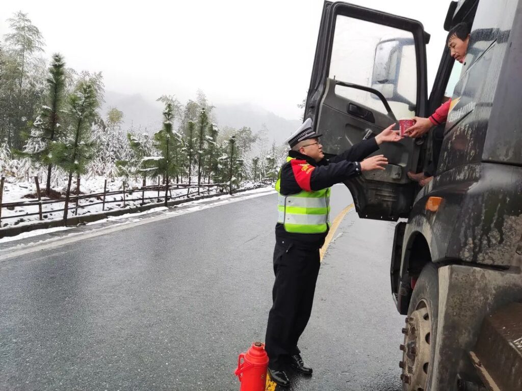 江西吉安：坚守，只为你雪中平安行