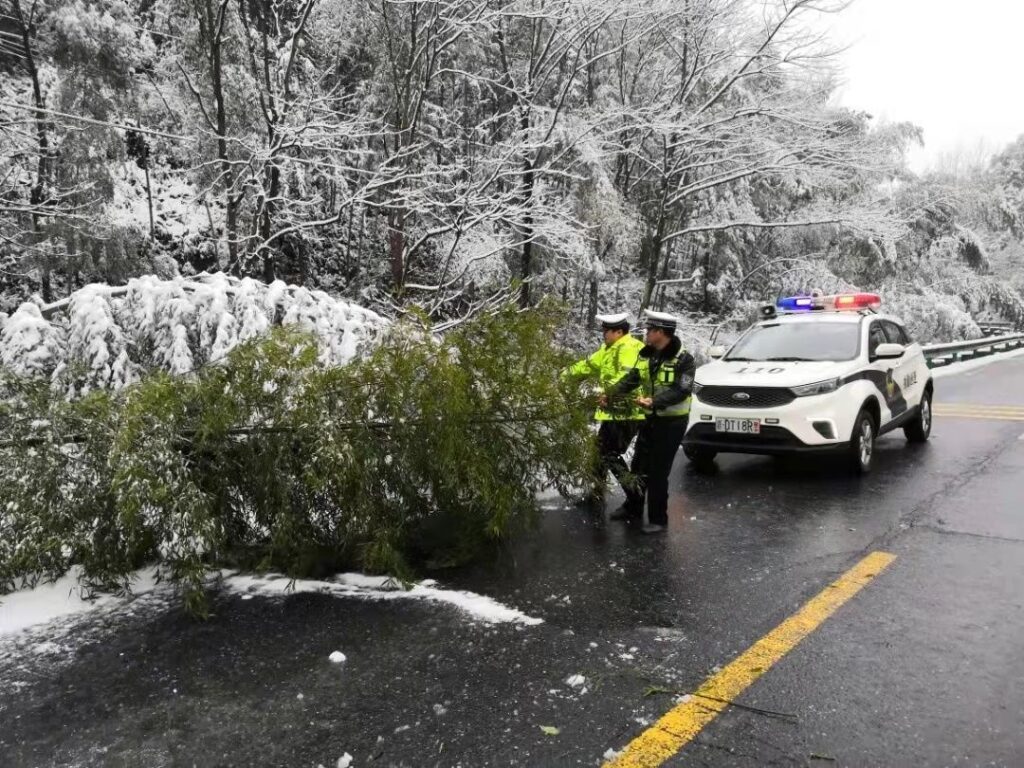 江西吉安：坚守，只为你雪中平安行