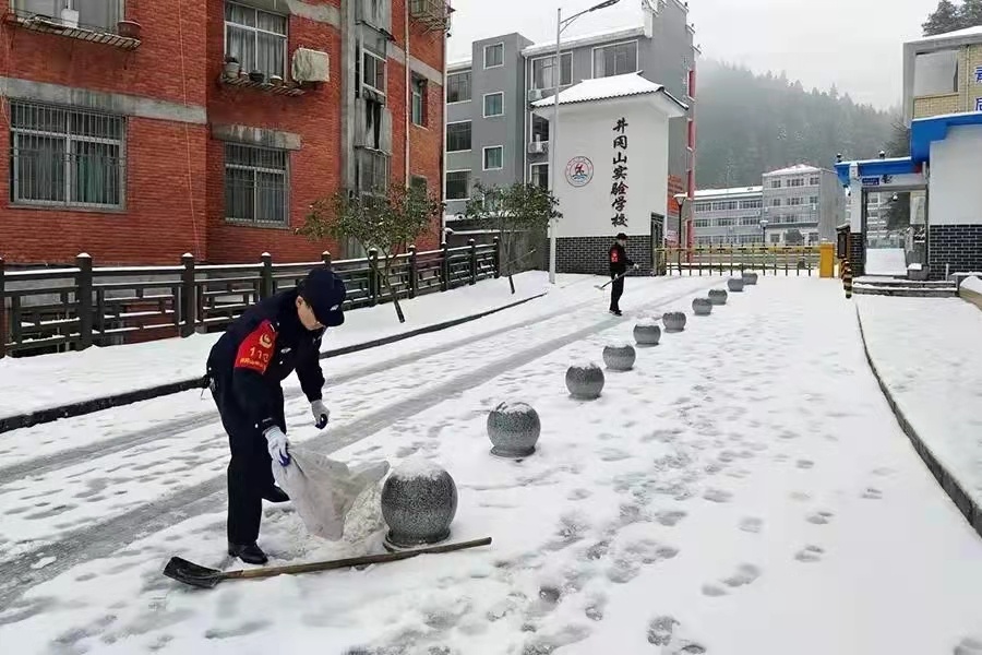 江西吉安：坚守，只为你雪中平安行